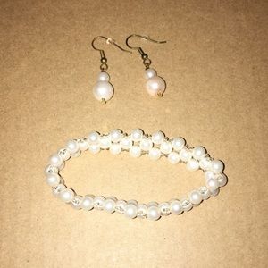 Pearl earrings and bracelet that is expandable